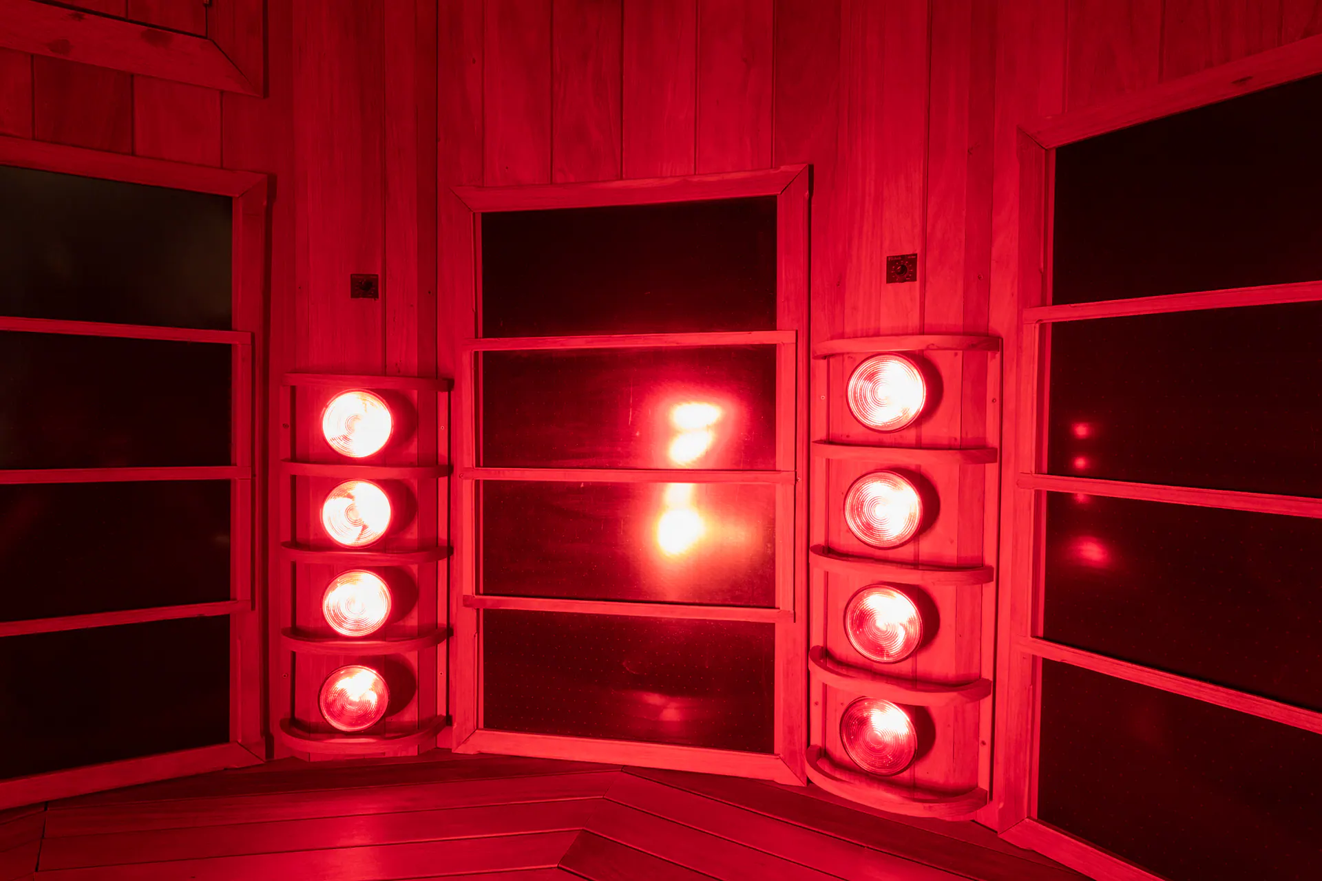 Interior da sauna infravermelha BELIGHT com painéis de madeira clara
